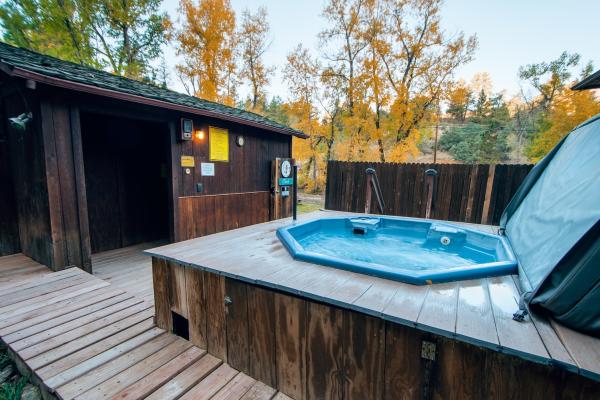 1 Hour Outdoor Soaking Tub | 4 People Max