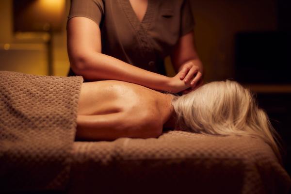 Elemis Expert Deep Tissue Back, Neck and Shoulder Massage