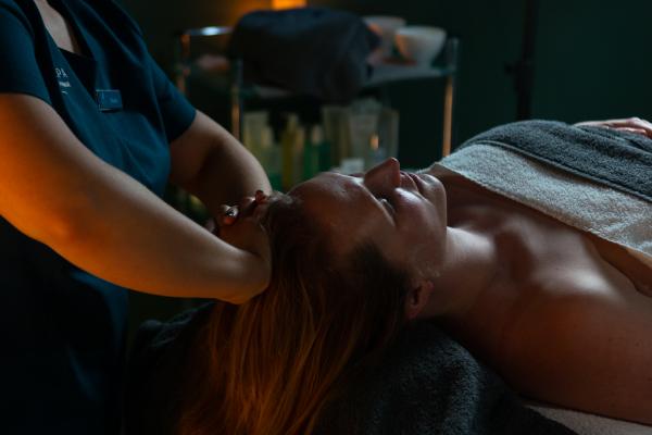 ELEMIS Expert Touch Renew 55 Minutes
