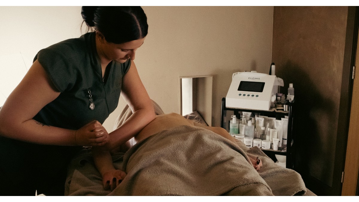 Elemis Expert™ Freestyle Deep Tissue Back, Neck Shoulder & Scalp Massage