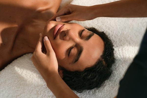 Natura Bissé Diamond Radiance Facial powered by ULTIMA