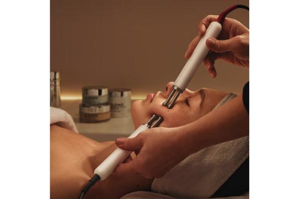 Elemis Expert™ Tech Vegan Friendly Facial