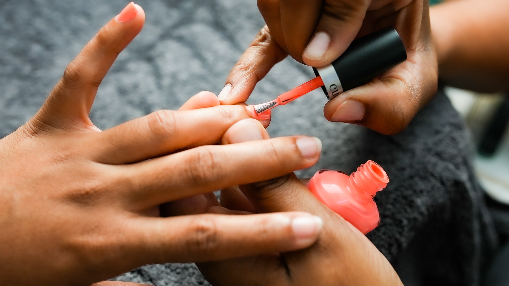 Pose de vernis simple Mains