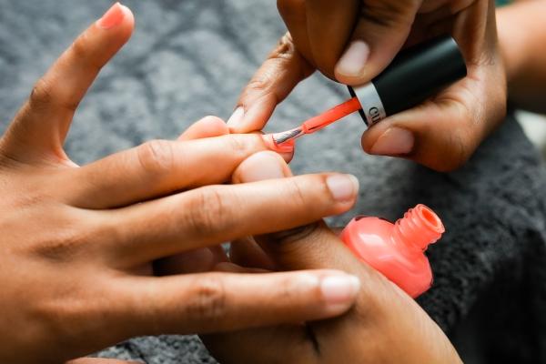 Pose de vernis simple Mains