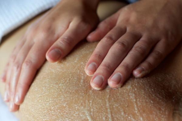 Salt & Oil Scrub - 40 Minutes