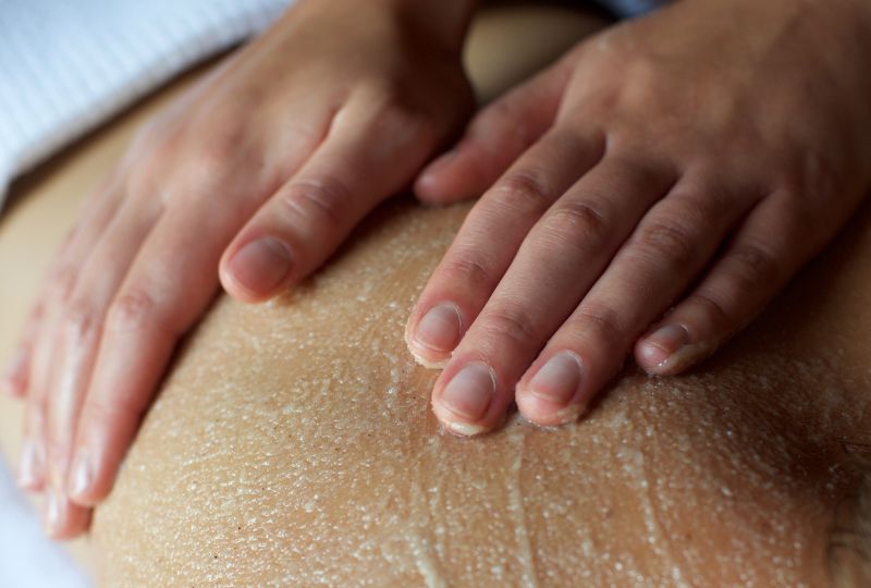 Salt & Oil Scrub - 40 Minutes