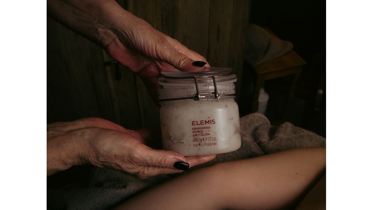 Elemis Expert™ Intensely Cleansing Frangipani Monoi Salt Glow with Mini Facial