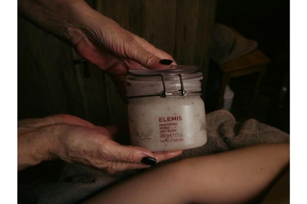 Elemis Expert™ Intensely Cleansing Frangipani Monoi Salt Glow with Mini Facial