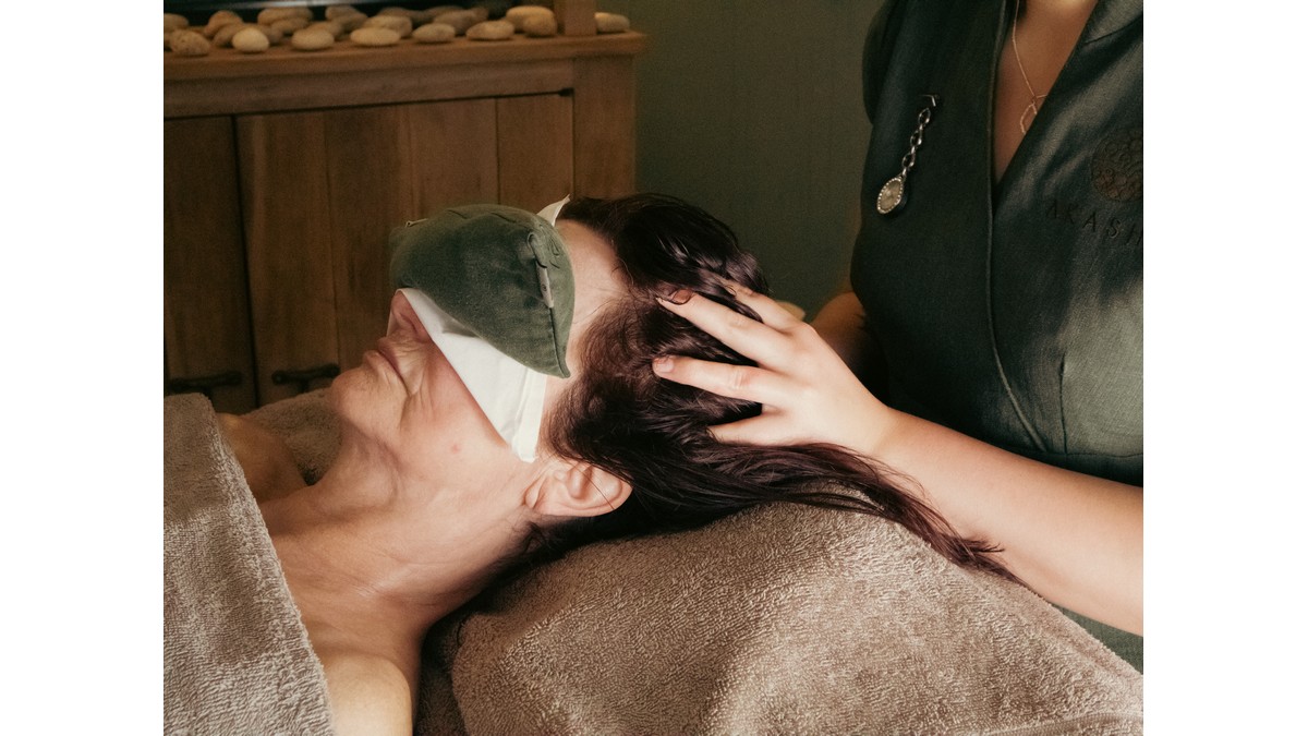 Elemis Expert™ Touch Express Facial