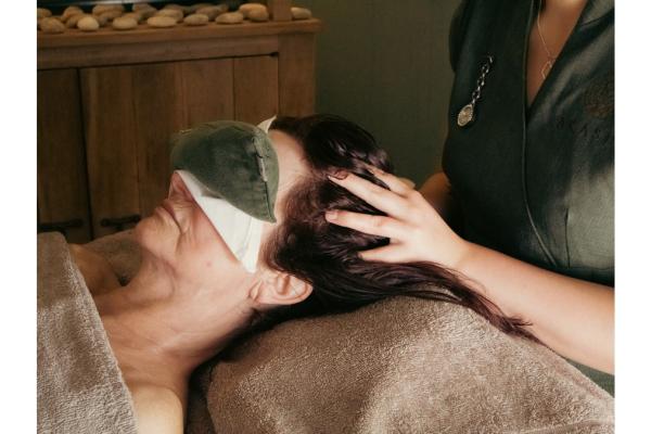 Elemis Expert™ Touch Express Facial