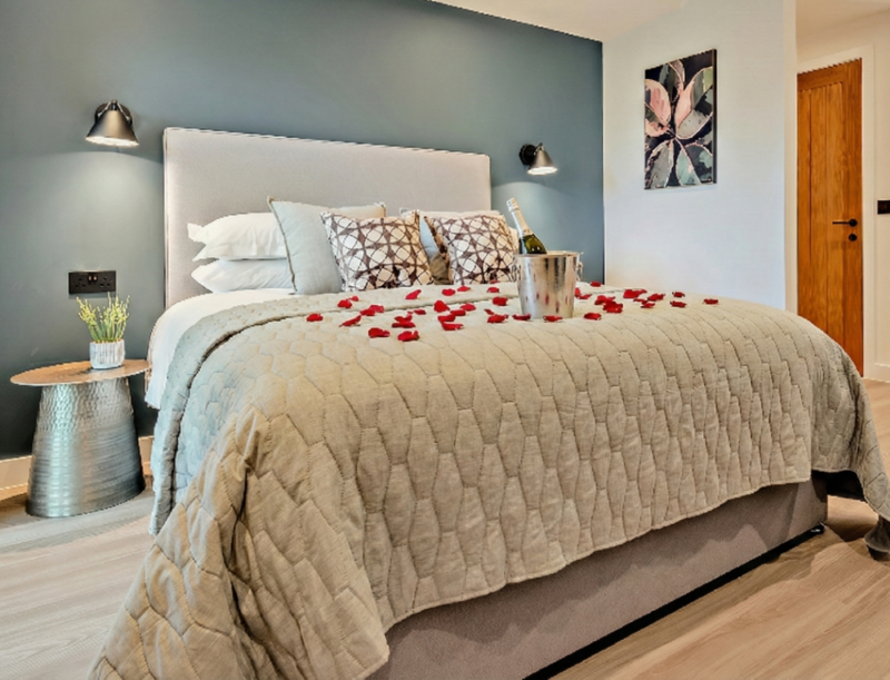 Holiday Extras - Anniversary Celebrations