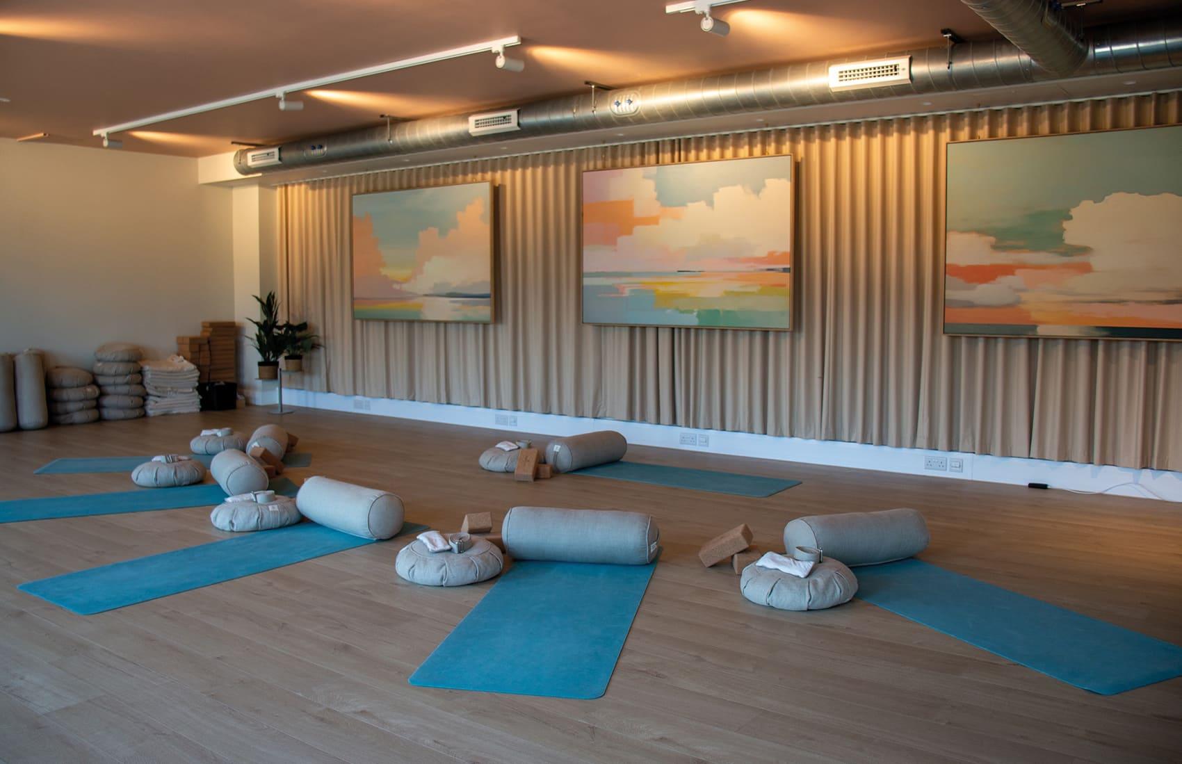 Evening stretch and flow yoga (non-members)