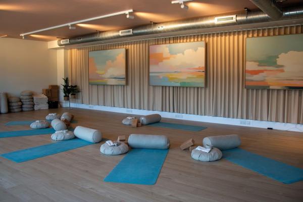 Evening stretch and flow yoga (non-members)