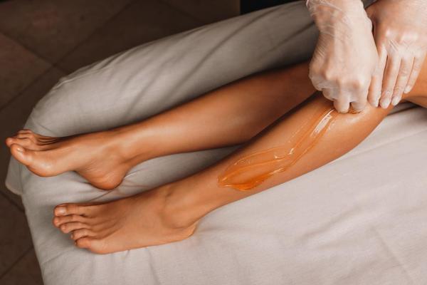Voksing av legger og lår/Waxing of Legs and Thighs