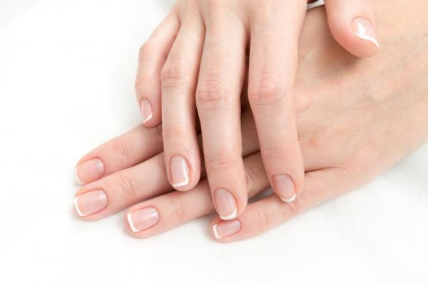 Spa Manikyr med Shellac Fransk