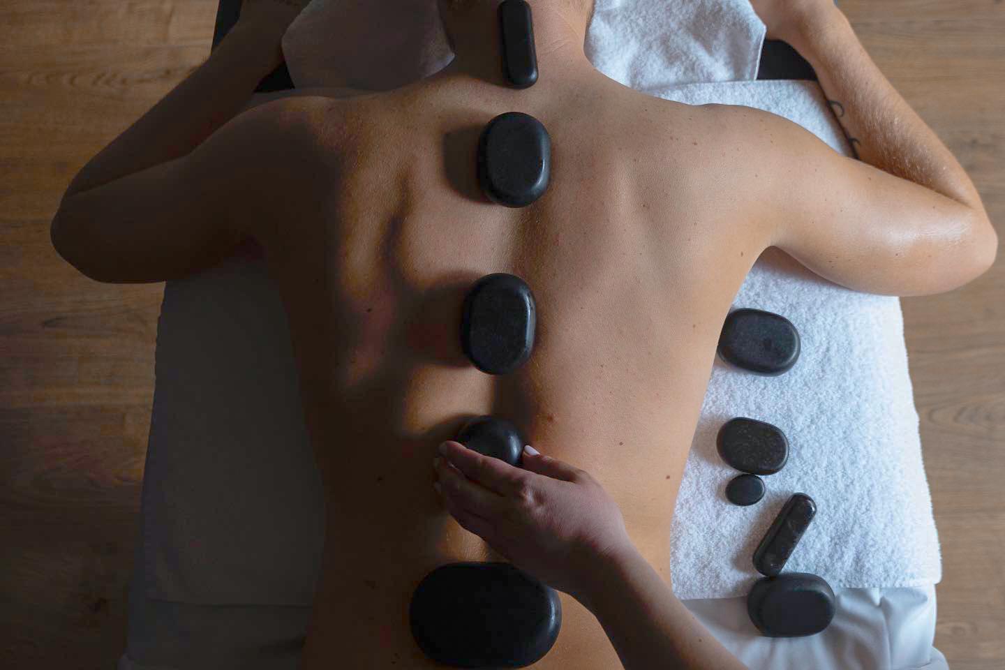 Massasje med varme stener