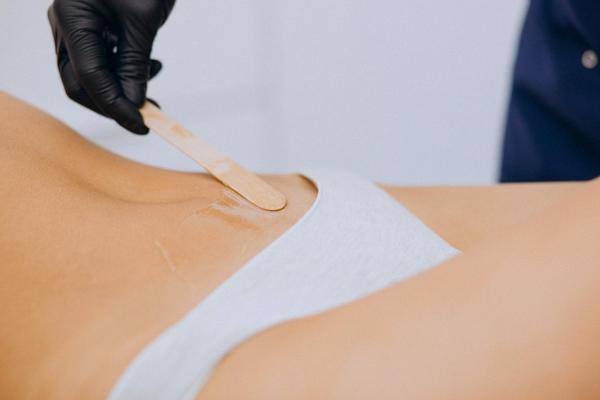 Voksing av mage/ Waxing of abdomen