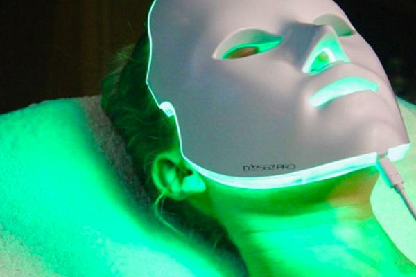 iS Clinical Deesse LED Light Therapy Mask - 20 minutes