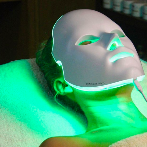 iS Clinical Deesse LED Light Therapy Mask - 20 minutes