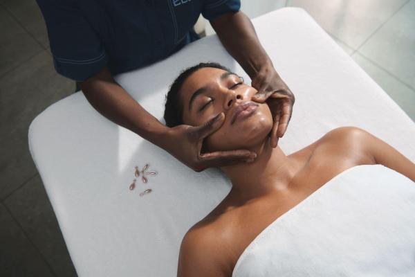 Elemis Expert™ Touch Renew facial