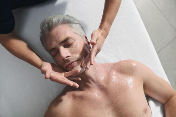 Elemis Expert™ Touch Nourish facial