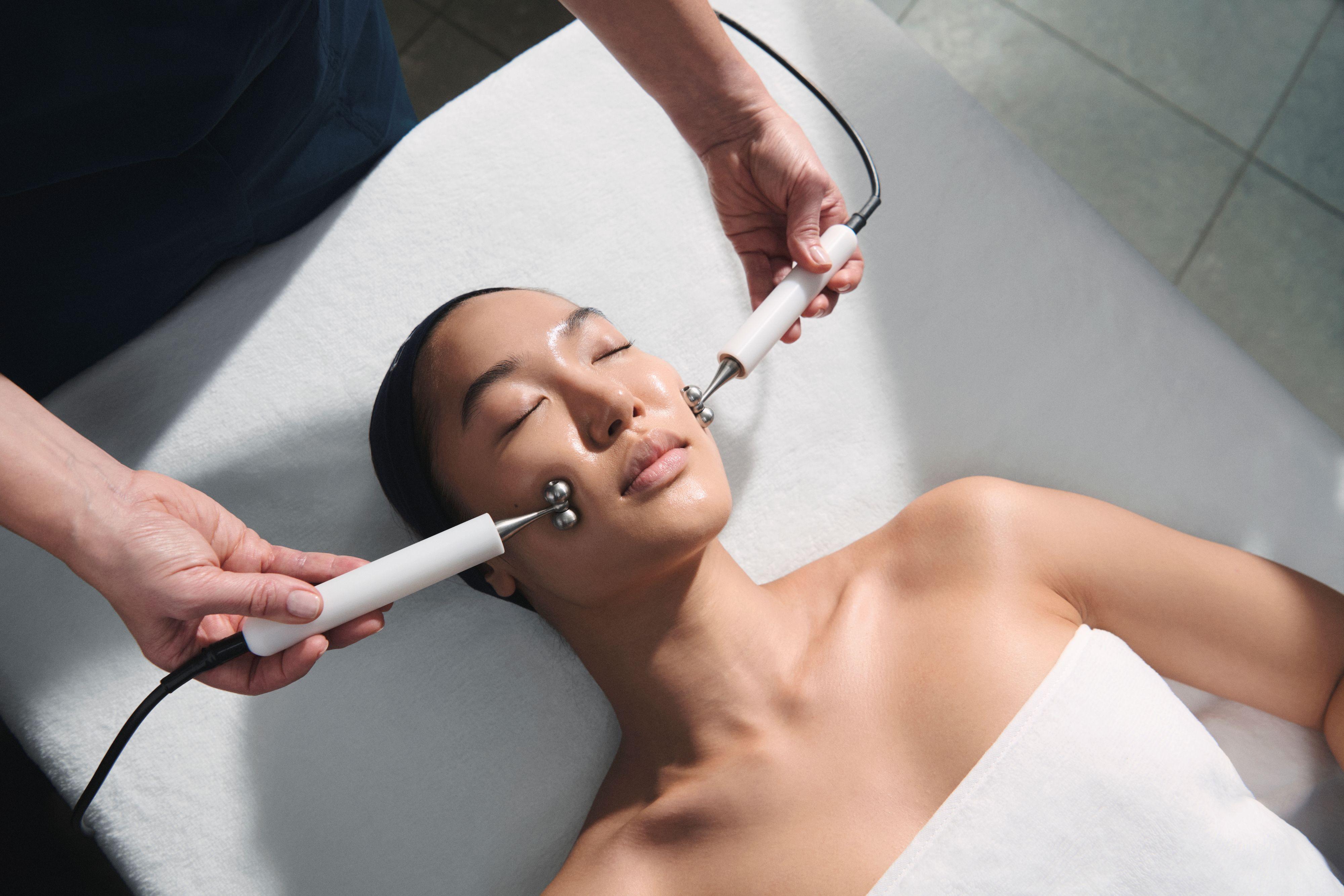ELEMIS EXPERT™ TECH RADIANCE + REVIVE FACIAL