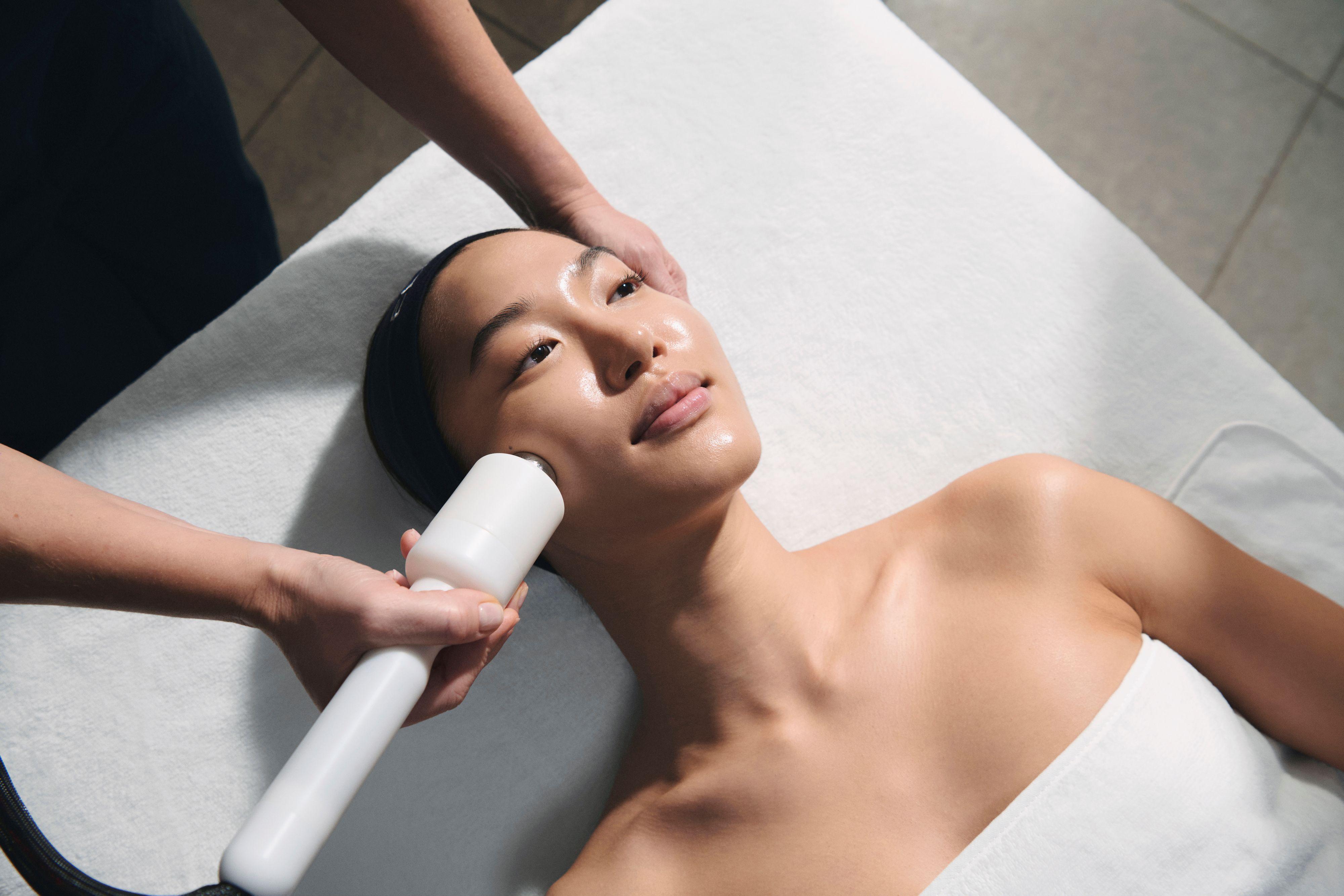 ELEMIS EXPERT™ TECH SCULPT + FIRM FACIAL