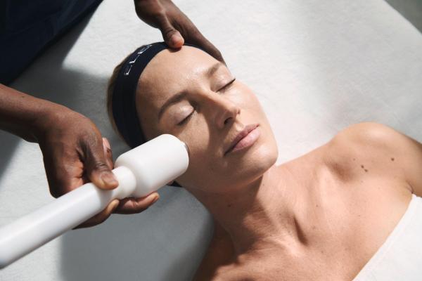 ELEMIS EXPERT™ TECH LIFT + REJUVENATE FACIAL