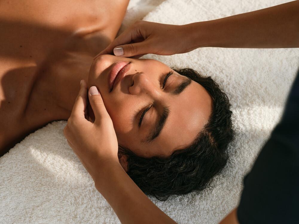 Red Carpet Radiance Facial (20% service charge included)