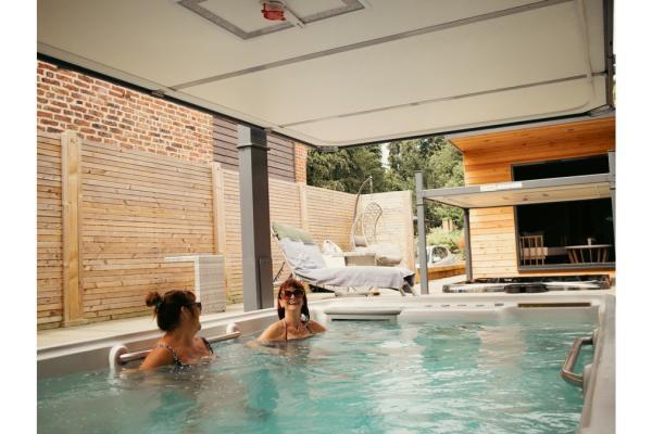 1 Hour Use of Outdoor Pool Area**