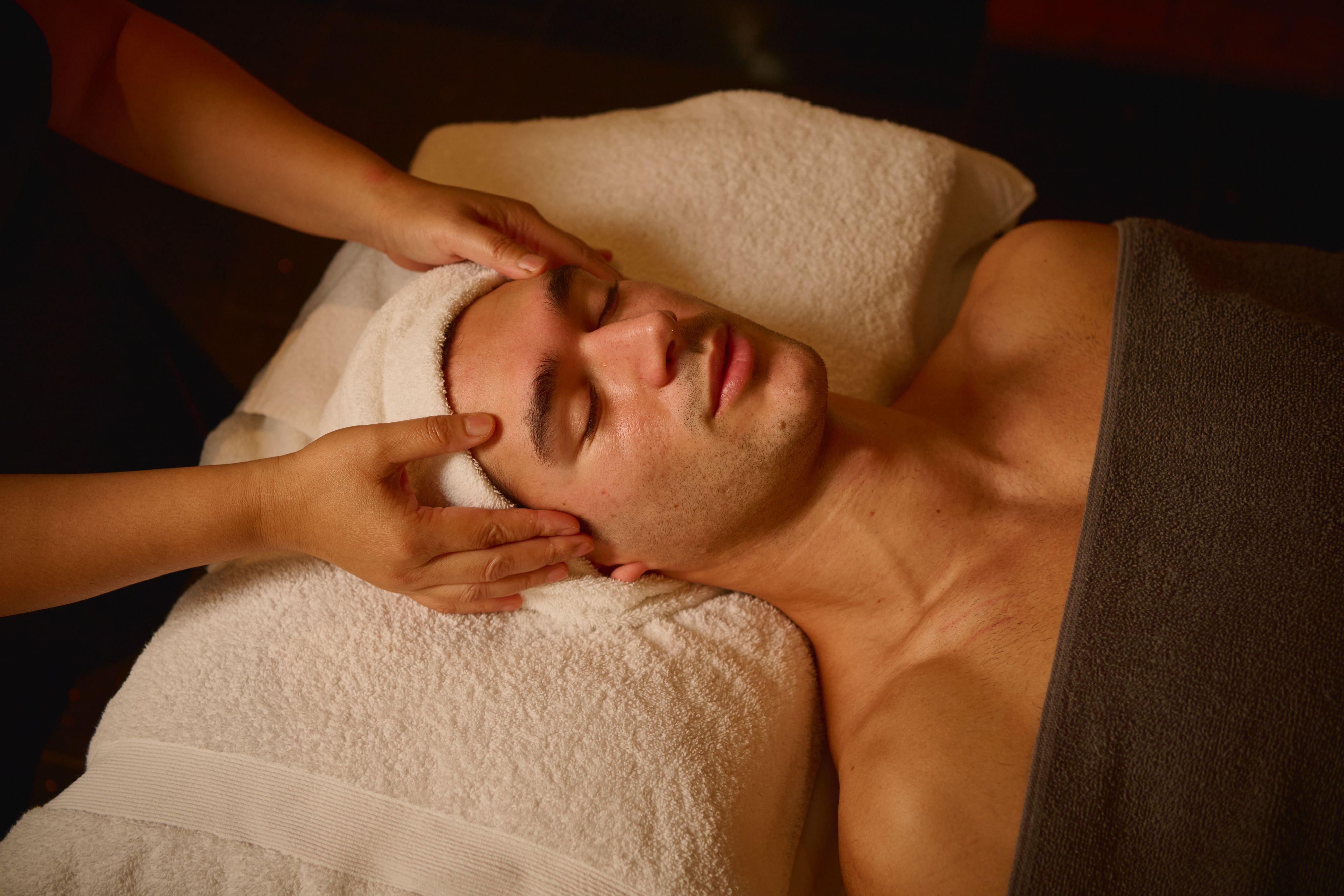 Facial Treatment - Gentlemen's Collagen Recharge Facial