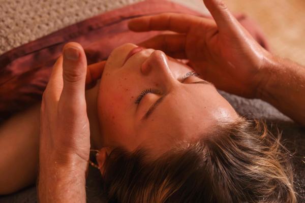 Pregnancy TulaPada (Facial & Foot Massage): 90 Minutes*