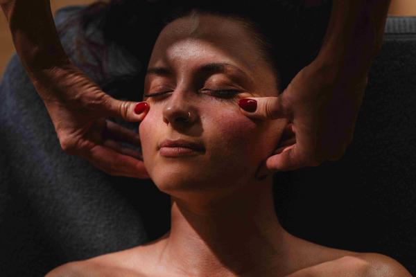 Pregnancy MukhaShiro (Head & Face Massage): 60 Minutes*