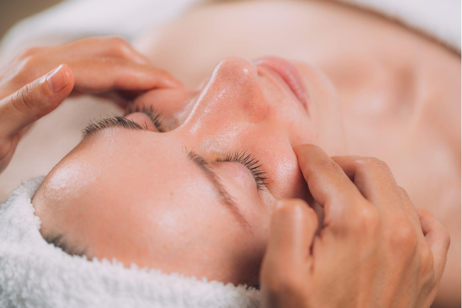 Sculpting Face Massage