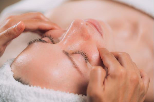 Sculpting Face Massage