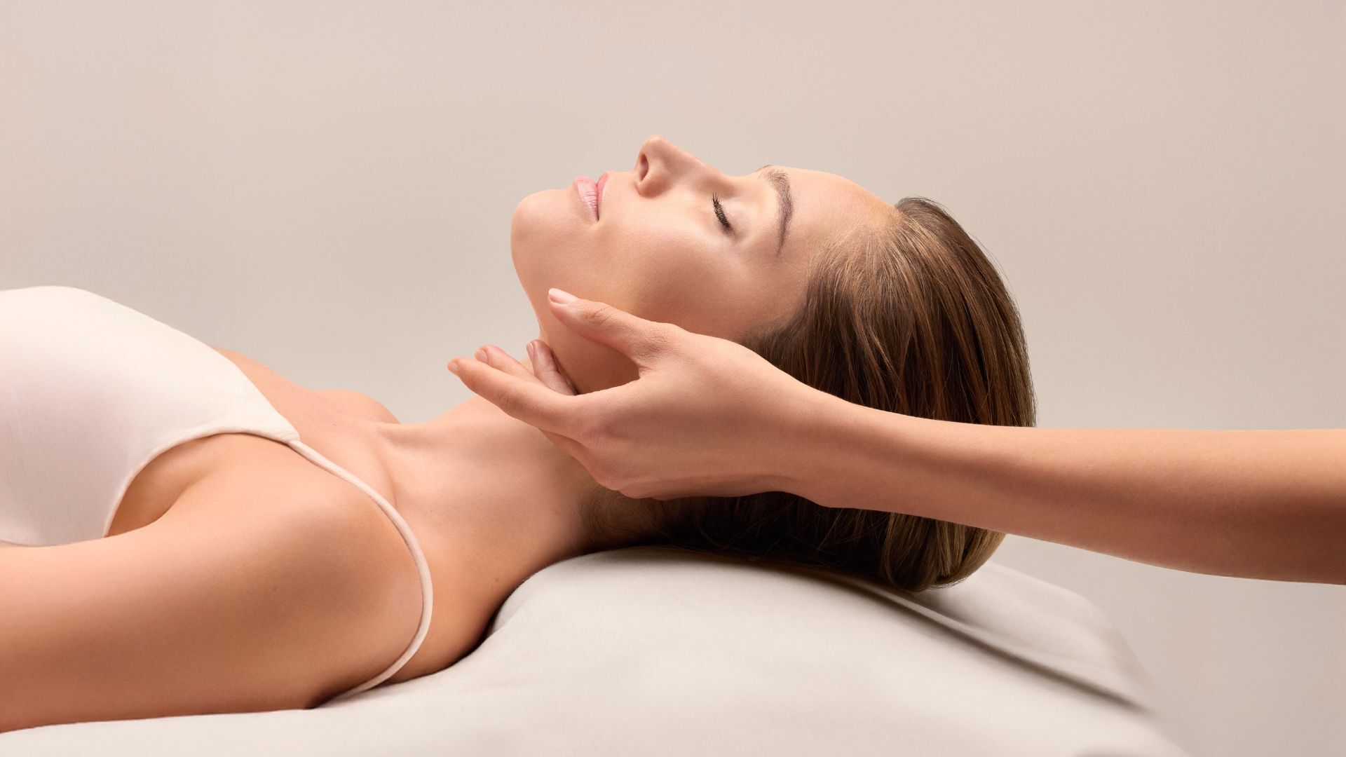 60-minute Contour and Sculpt facial by La Prairie