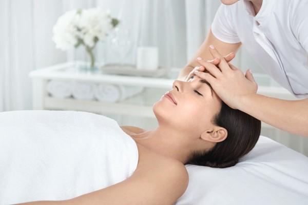 Elemis Expert Touch Facial