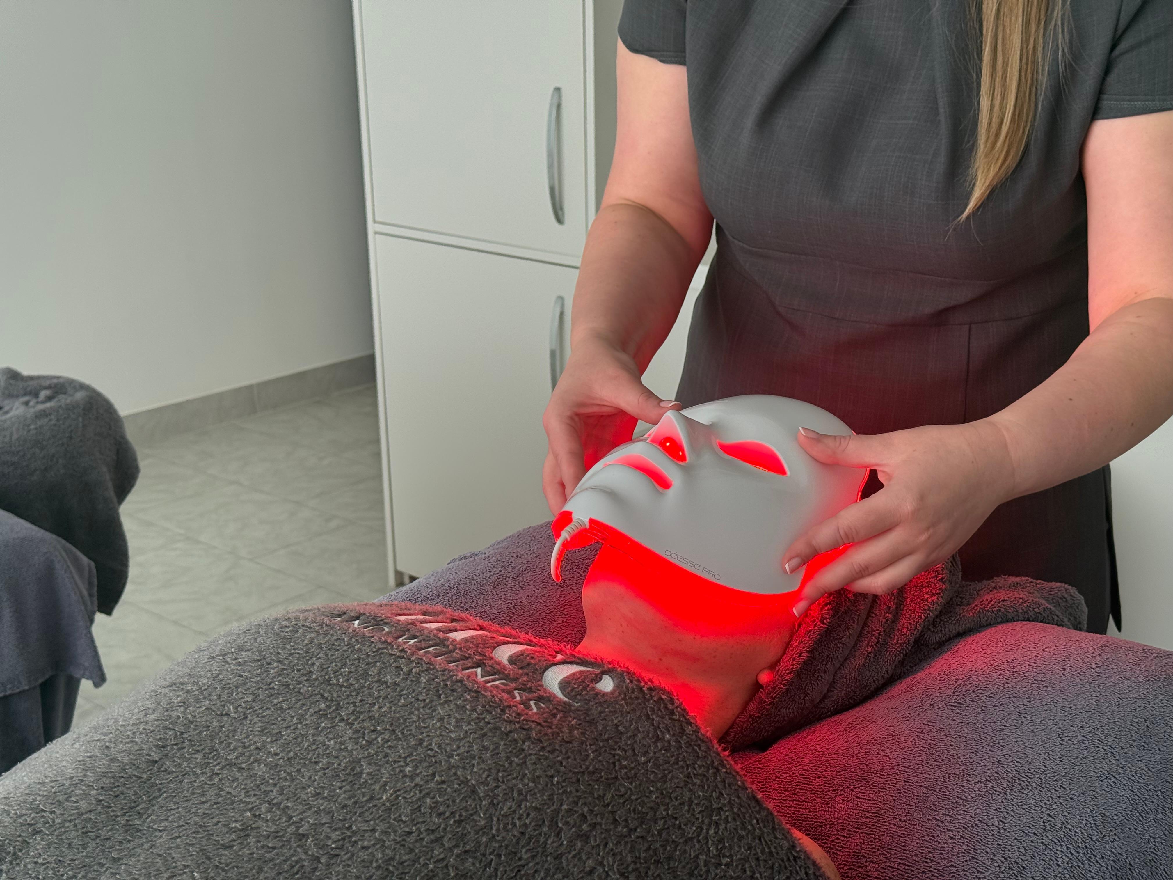 iS Clinical Deesse LED Light Therapy Mask - 20 minutes