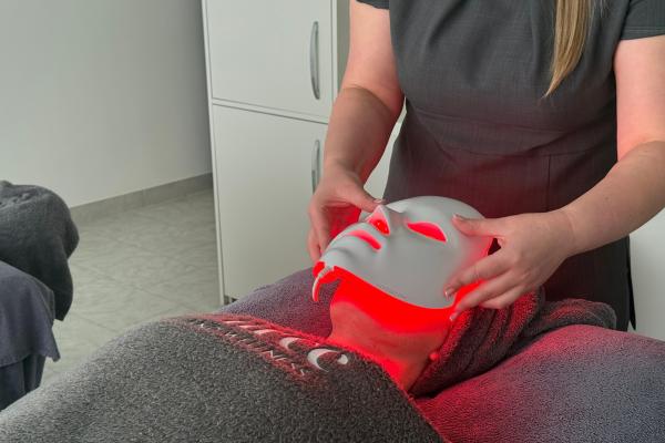 iS Clinical Deesse LED Light Therapy Mask - 20 minutes