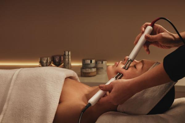 Elemis Touch Reveal Facial 60min