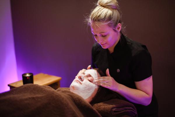 Elemis Expert Touch Nourish Facial 60