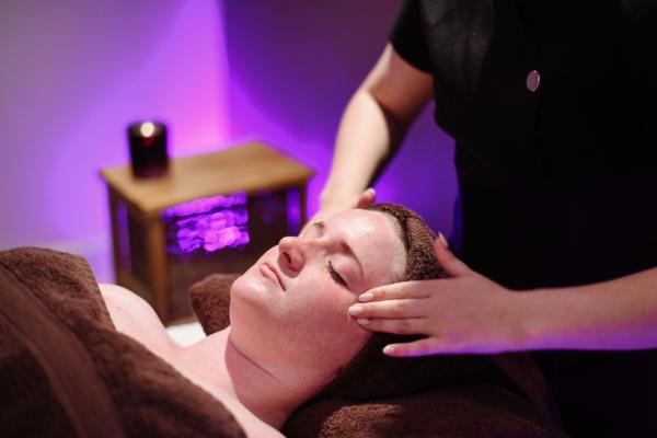 Elemis Expert Touch Reveal Facial 60