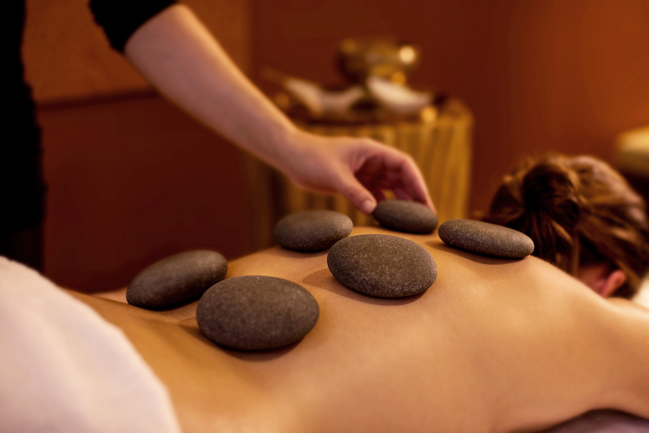 Elemis Expert Transformative Hot Stone Massage 60