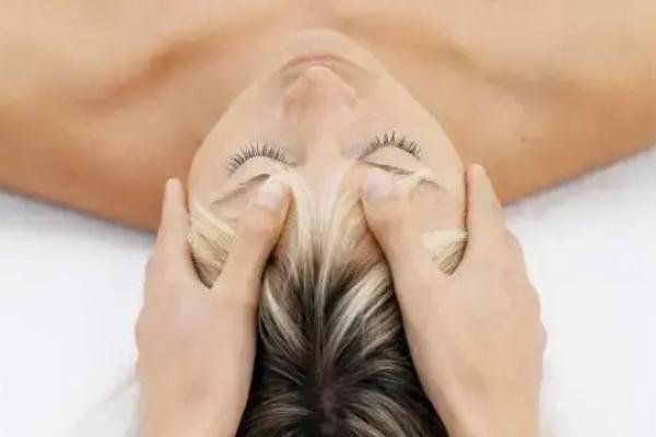 ELEMIS Expert Touch Reveal Facial (55 minutes)