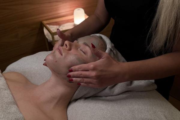 Omorovicza: The Gold Hydralifting Skin Therapy Session 50 min