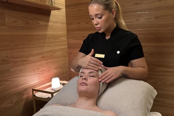 Omorovicza: The Hydra Mineral Skin Therapy Session 50 min