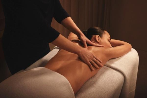 ELEMIS EXPERT™  DEEP TISSUE TENSION-EASE MASSAGE