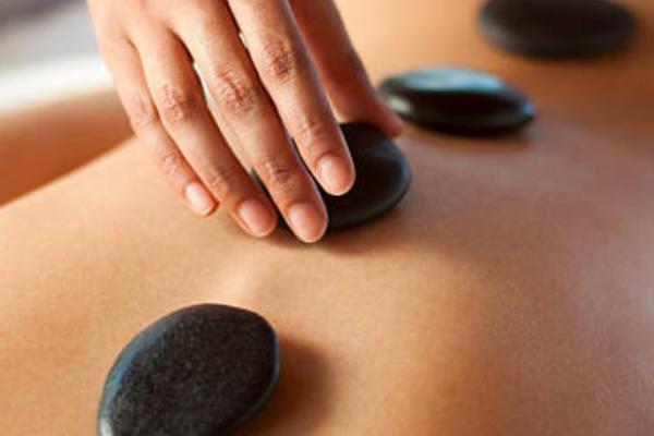 Massage aux pierres chaudes / Hot stones massage