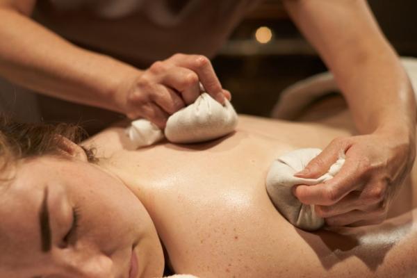 ishga Hot Poultice Massage | 55 Minutes