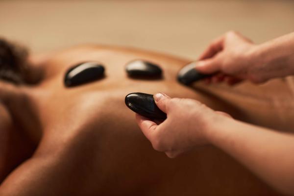 Hot Stone Back, Neck And Shoulder 40 Minutes